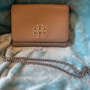 Tory Burch Britten crossbody in gray with silver hardware and strap.